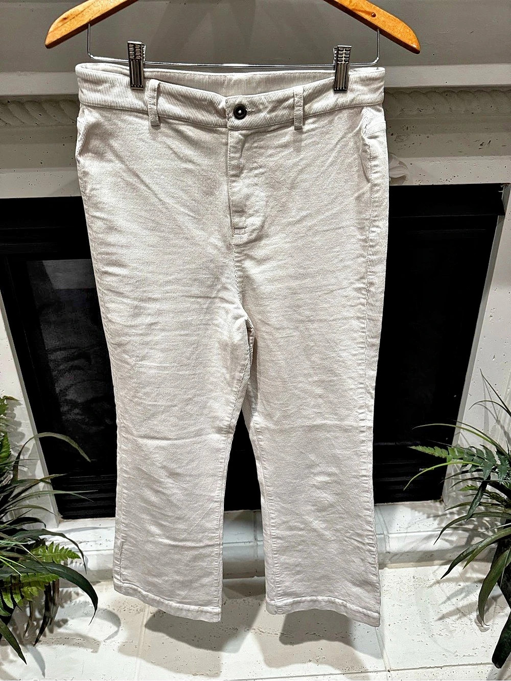 Julia Amory Bell Leg Jeans in White Size 4 Like New